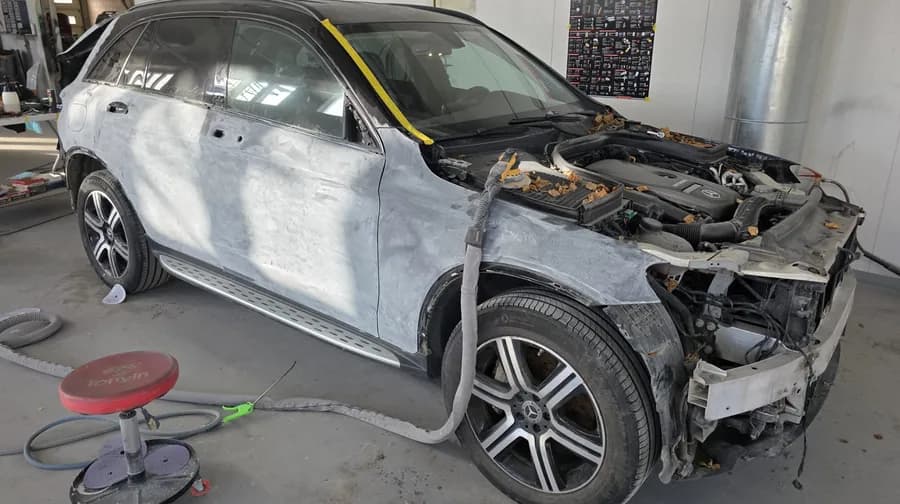Mercedes GLC kolarikorjauksessa, keula purettu ja kylki hiottu